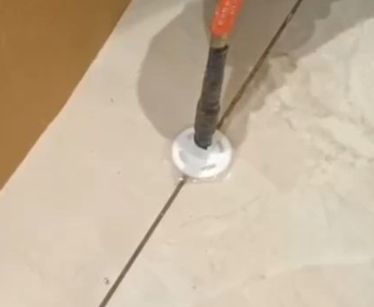 荆门市瓷砖空鼓维修公司专业解答瓷砖在铺贴过程中，如果没有涂抹均匀到位的粘结材料（如水泥砂浆或瓷砖胶），可能会导致以下问题
