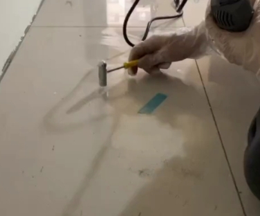 荆门市瓷砖开裂维修公司专业分享瓷砖在铺贴前如果没有沥干水分，将会导致以下问题