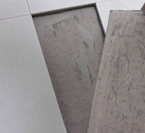 荆门市瓷砖空鼓维修公司分享瓷砖铺贴时如果打浆（即涂抹在瓷砖背面和基层上的砂浆或瓷砖胶）过少，会带来以下问题